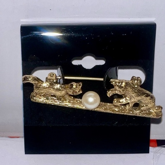 Vintage Gold Over Copper Cats Playing with Pearl Brooch. Used - Picture 1 of 5